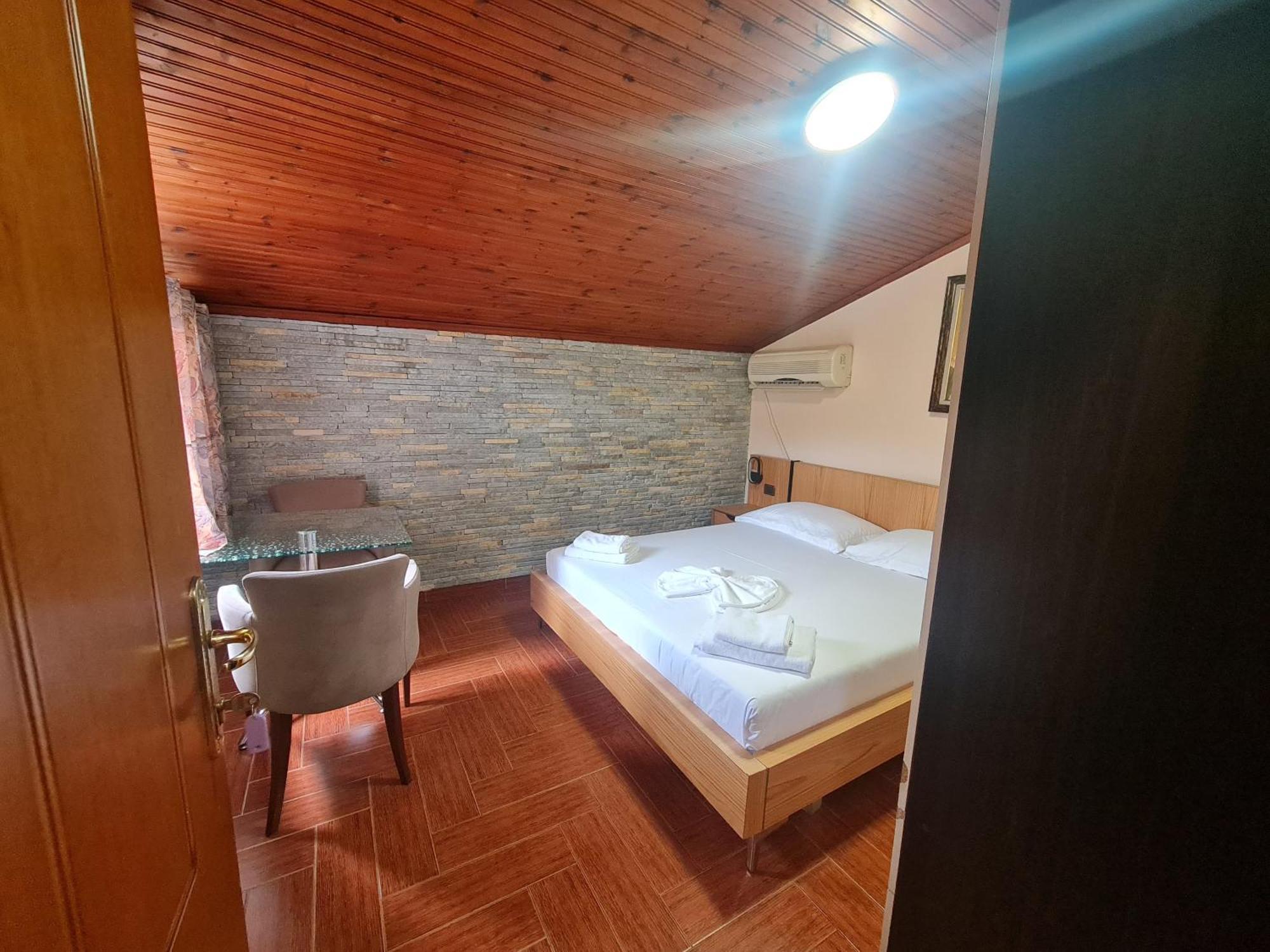 Hotel La Villa Tirana Zewnętrze zdjęcie